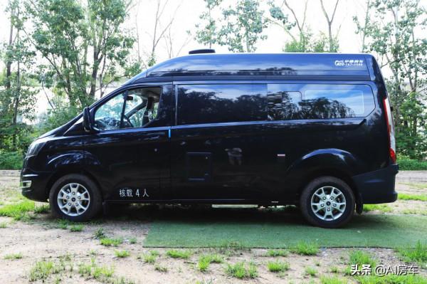 70歲以內開的福特商務房車！環形沙發帶隱藏大床，上班旅行兩不誤
