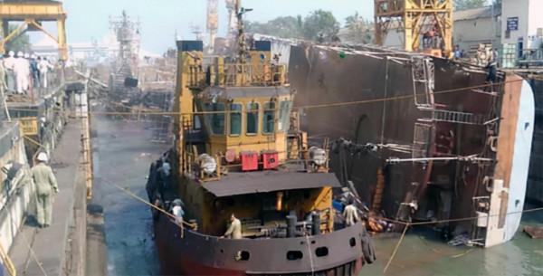 伊朗海軍出事了!最新隱身戰艦在船塢翻船沉沒,工人死死抓住欄杆 伊朗海軍出事了!最新隱身戰艦在船塢翻船沉沒,工人死死抓住欄杆