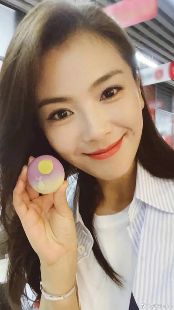 明星過中秋：肖戰楊紫曬出月餅合照，趙麗穎放國風大片送祝福