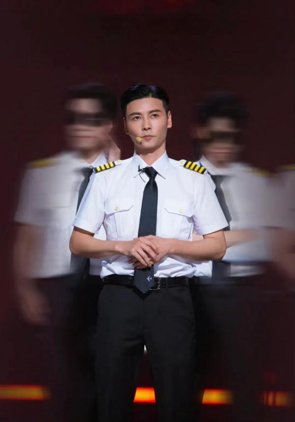 披荊斬棘的哥哥−張智霖機長造型夢迴衝上雲霄 披荊斬棘的哥哥−張智霖機長造型夢迴衝上雲霄