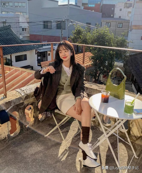 裙子裡還在穿“打底褲”嗎？現在流行這樣穿，美炸了