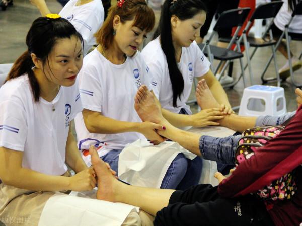 “你以為只給我洗腳就行了?”一個發生在五線小城的故事 “你以為只給我洗腳就行了?”一個發生在五線小城的故事