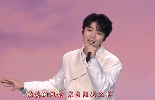 央視元宵晚會：龔俊毛曉彤喜慶，又被馬凡舒美到，新頂流也來了