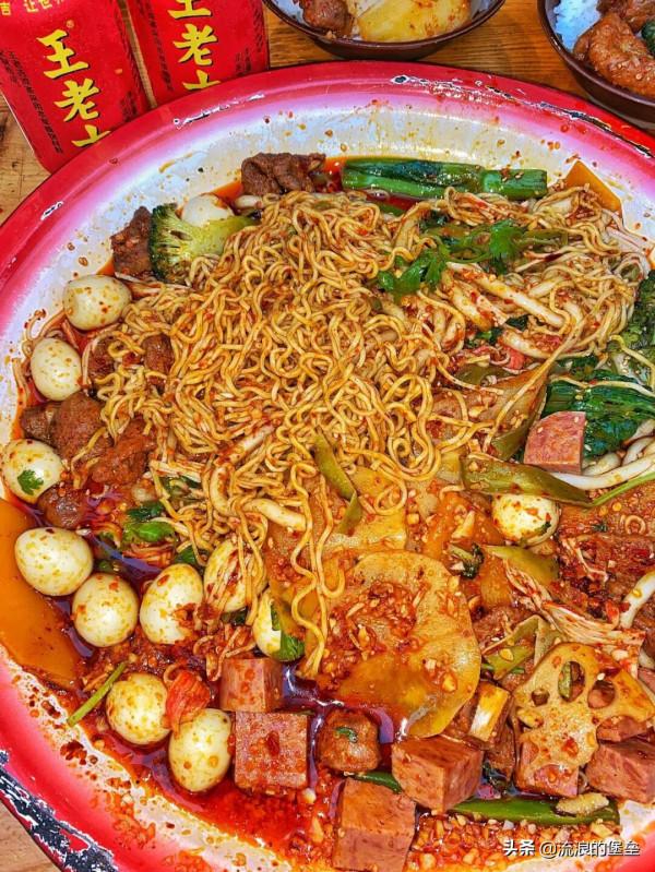 中國各地“特色小吃”，螺螄粉申請出戰，東北麻辣燙表示不服