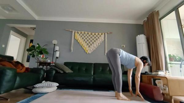 熱身運動是每天第一項，十遍拜日式讓身體迅速熱起來