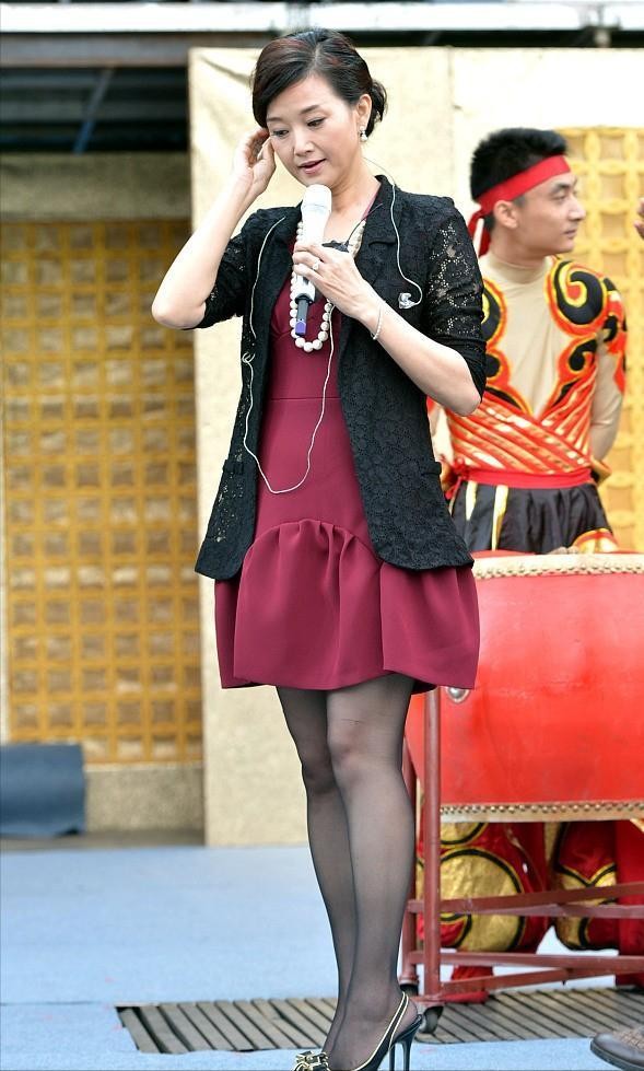 宋祖英才是真正“骨相美”，一身紅黑配大氣優雅，天然臉就是抗老