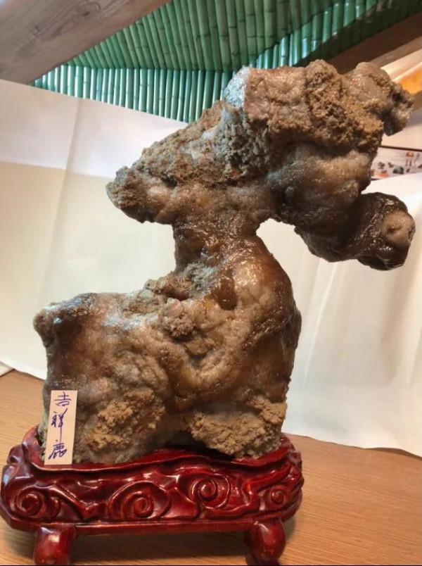 葡萄瑪瑙象形奇石輪廓形狀有點像鹿回頭