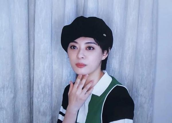 孫儷新年&OpenCurlyDoubleQuote;全家福&rdquo;好特別！穿衛衣和貓狗拍合照，私服造型太封神