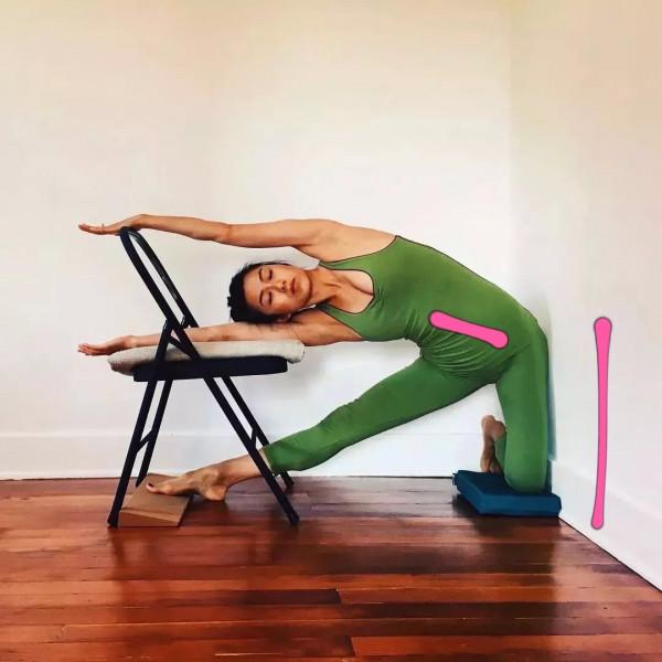 推薦1個基礎瑜伽動作，經常練習側腰線條會變得緊緻又漂亮