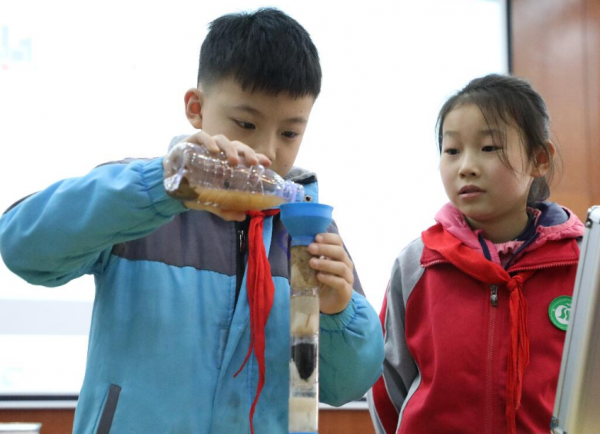 不慎打碎學生“上萬元”的杯子，家長要求老師全款賠償，這合理嗎