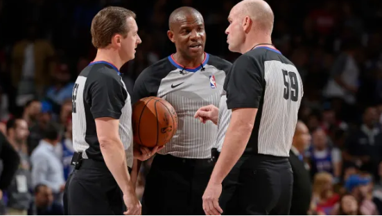 NBA裁判收入有多高？每年最高可賺55萬美元，季後賽期間甚至更多