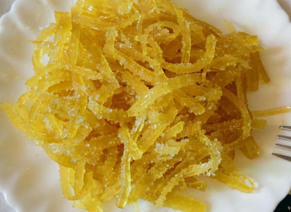 柚子皮扔掉太浪費了，做成糖果小零食，清香爽心，下火潤燥還養顏