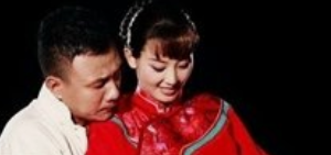 徐帆胡軍罕同框，與小輩站著合影如同齡人，54歲徐帆巴掌臉好精緻