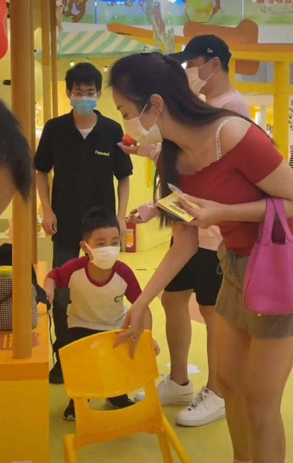 42歲朱楨現身薛之謙演唱會，身材發福認不出，二婚妻子被贊像倪妮