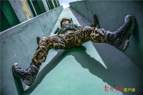 炫酷！帶你去看武警特戰隊員真打實練