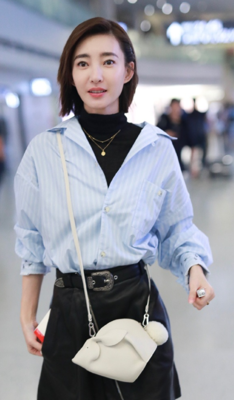 王麗坤帶火了襯衫疊穿高領衫，時髦還大氣，配長筒靴太有氣場了