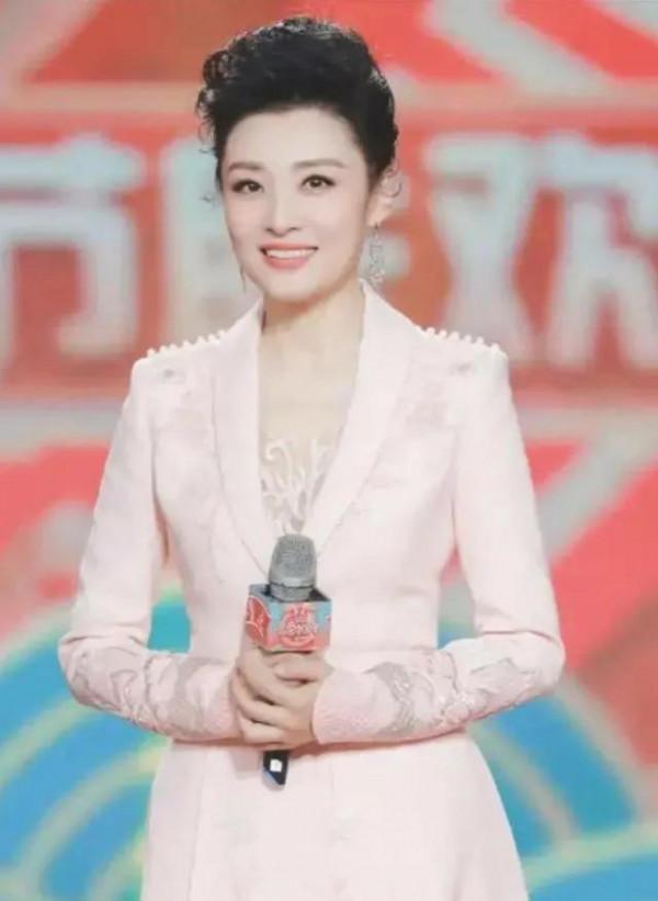 周濤：成熟大氣，溫柔端莊，有著中國女性的古典美