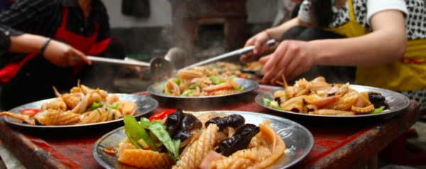 家族聚在一起吃席，不吵架還能幹點啥