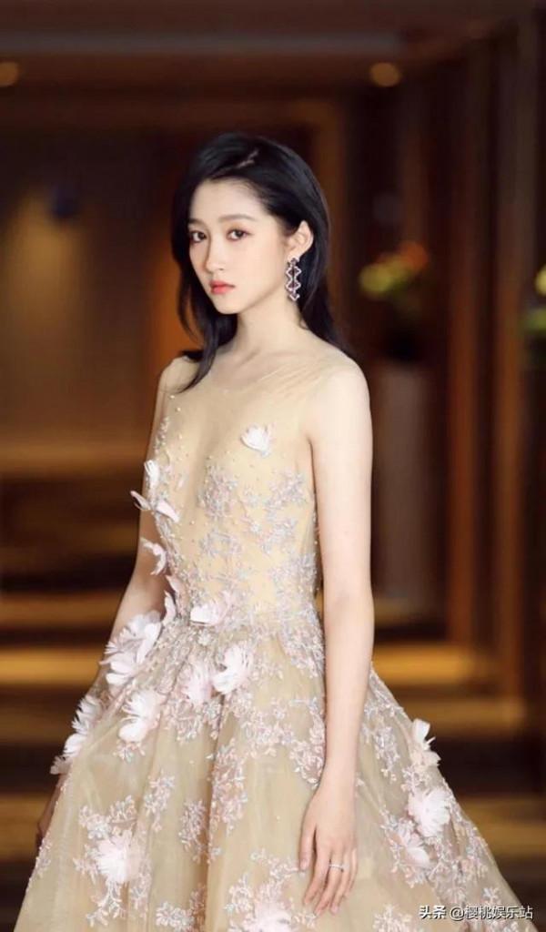 關曉彤驚豔美圖，國民閨女長大了，大長腿吸睛