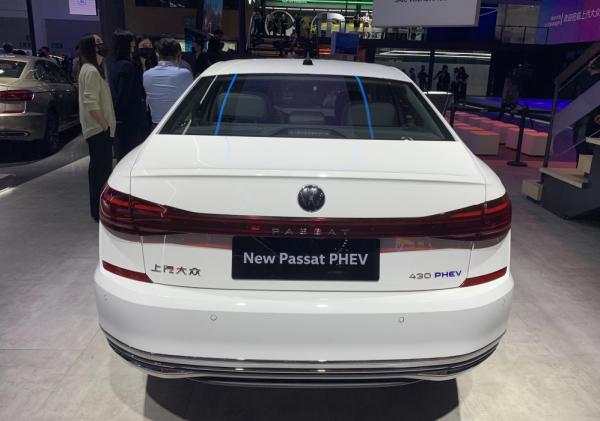 新款帕薩特PHEV外形更高階,內飾不變,操控體驗偏沉穩舒適 新款帕薩特PHEV外形更高階,內飾不變,操控體驗偏沉穩舒適