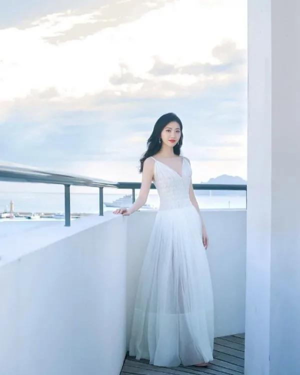 景甜白裙美照