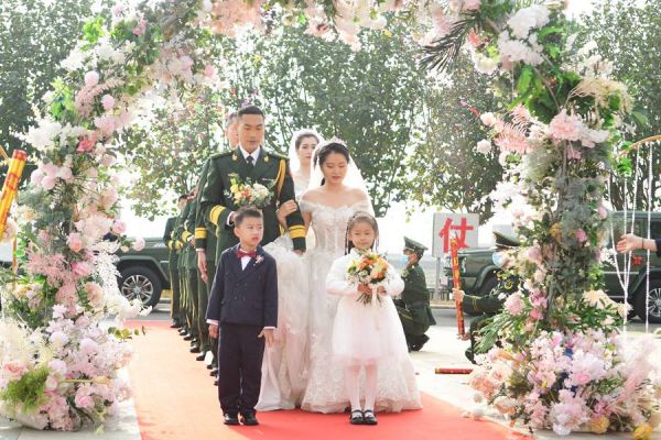 大海作證艦艇為媒 福建海警局集體婚禮浪漫&OpenCurlyDoubleQuote;迎新&rdquo;