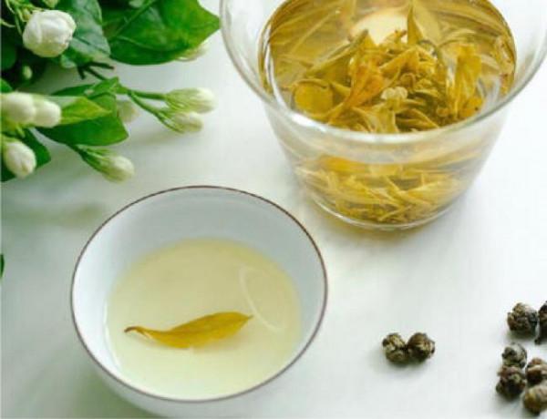 讀了雪小禪的《陳茶香》，讓我想起了很久前的一個故事