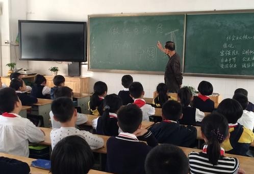 老師在上課的時候使用教學擴音器，有沒有違反師德呢？