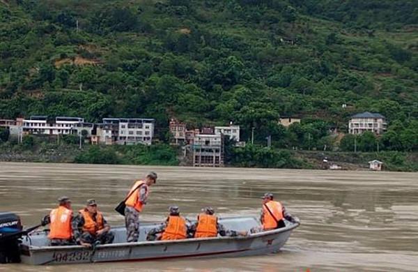 22歲軍人抗洪犧牲，8位國家將軍送行，戰友替其盡孝看望英雄父母