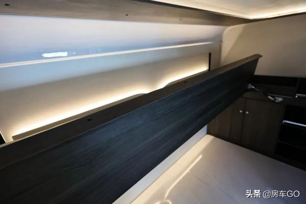 這臺房車有5種充電方式，車內電器語音控制，衛生間也是乾溼分離