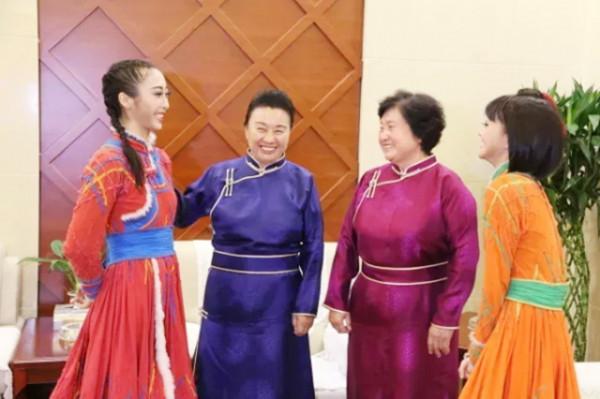 還記得暴雪中保護集體羊群致殘的英雄姐妹嗎，後來她們怎麼樣？