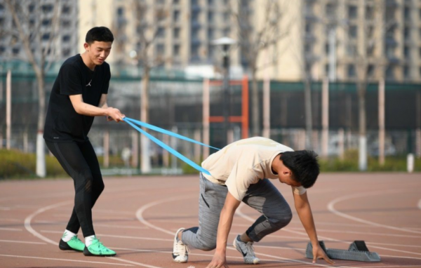 高顏值女大學生帥氣跳高，輕鬆背越1米56，網友：這腿比我人都高