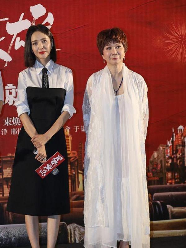 蔡明越老越漂亮，穿綠色襯衫配連衣裙好洋氣，不輸同框李思思