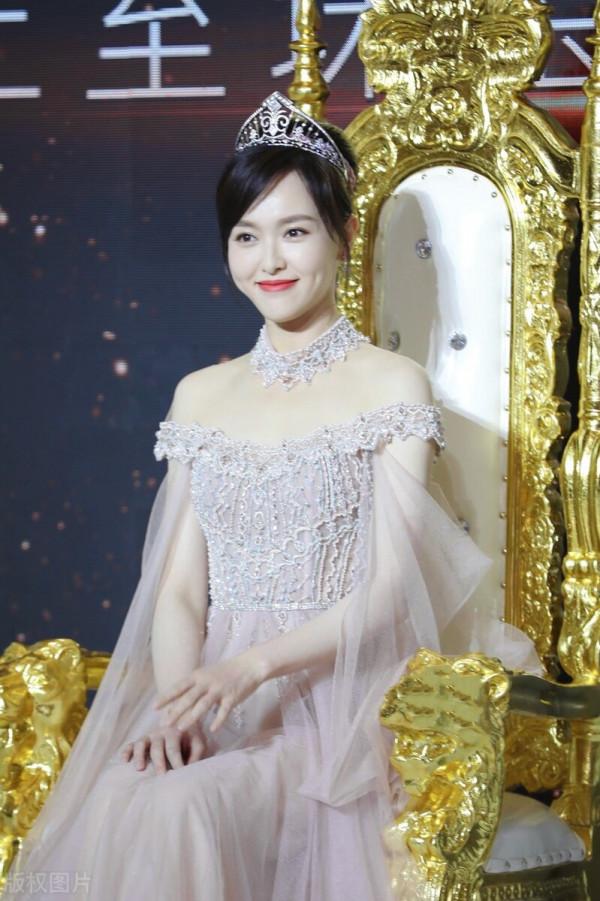 唐嫣出席某品牌活動,穿淡粉公主裙甜美可人,氣質與氣場實力綻放 唐嫣出席某品牌活動,穿淡粉公主裙甜美可人,氣質與氣場實力綻放