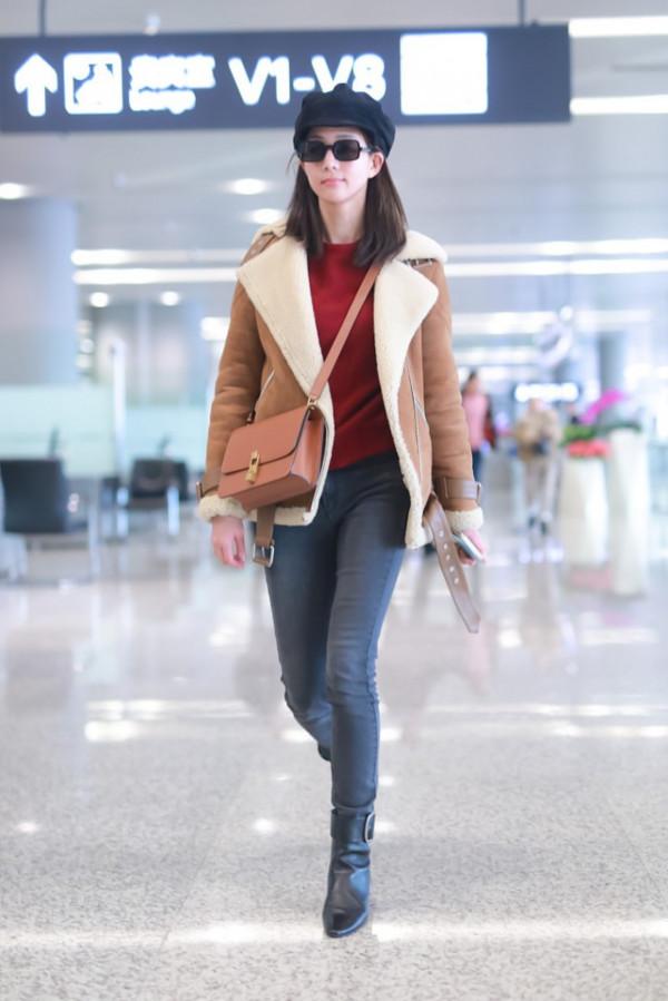 張鈞甯冬天裡穿著真隨性，羽絨服配牛仔褲，素顏出鏡很自然