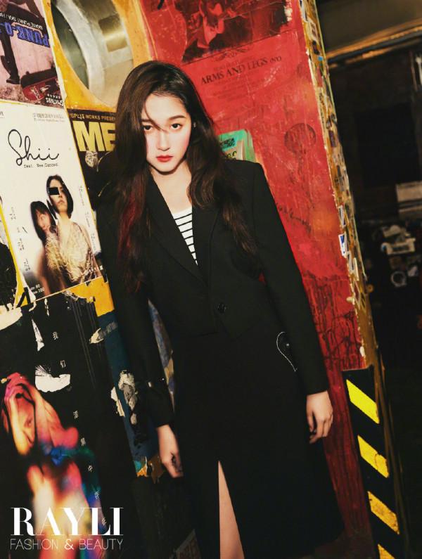 封面 | 關曉彤變身派對樂團歌手，展現超酷樂團風，潮流少女範十足