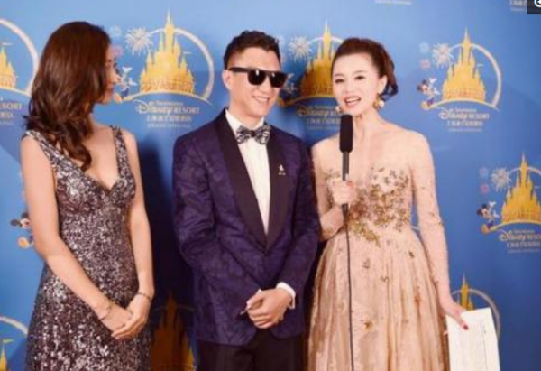 孫紅雷攜妻子罕見同臺亮相,亮瞎雙眼,原來她的妻子這麼漂亮 孫紅雷攜妻子罕見同臺亮相,亮瞎雙眼,原來她的妻子這麼漂亮