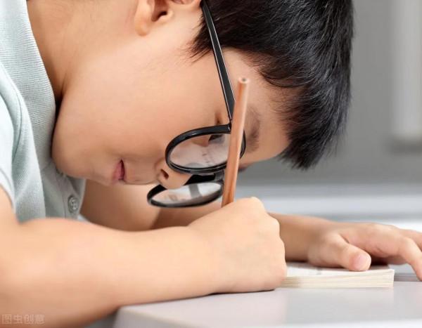 近視，視力下降，這3動作，4樣菜，5個穴位，保護好孩子的眼睛