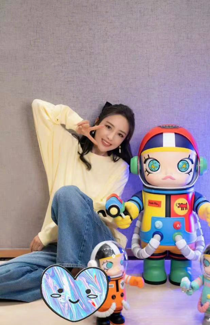 佟麗婭白色渲染毛衣簡約時尚，青春洋溢如鄰家女孩