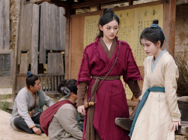 鞠婧禕新劇現騷操作！馬戴美瞳畫眼線，這女演員衣服裡露出個啥？