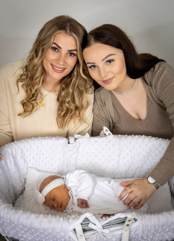 美女33歲當上外婆,是英國最年輕的外婆;很多人一看照片都以為她是孩子媽,16歲時生下女兒 美女33歲當上外婆,是英國最年輕的外婆;很多人一看照片都以為她是孩子媽,16歲時生下女兒