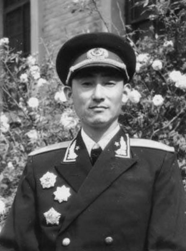 他當了八年總政治部副主任,37歲授少將,兒子是少將,親家是上將 他當了八年總政治部副主任,37歲授少將,兒子是少將,親家是上將