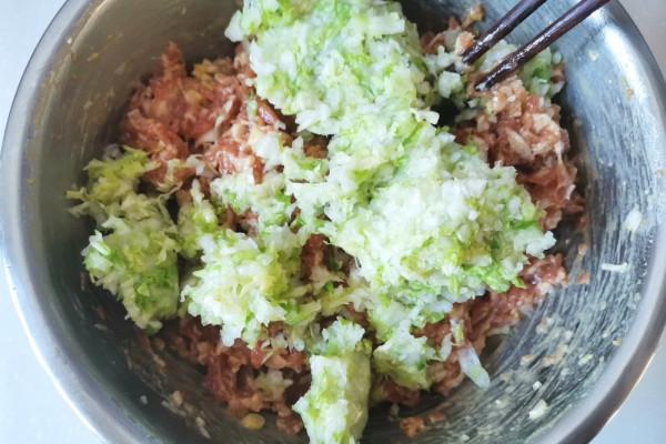 豬肉餃子配什麼菜好吃？教你5種不同搭配，香味撲鼻，好吃沒腥味