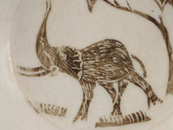 宋代 定窯包銅象紋盤規格：厚5cm 寬21.4cm