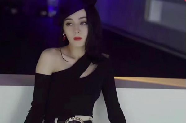 迪麗熱巴工作照曝光，網友：身材真的太好了