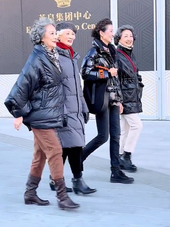 黑色羽絨服怎麼就土氣了？學70歲奶奶們這樣穿，配短靴顯高還時髦
