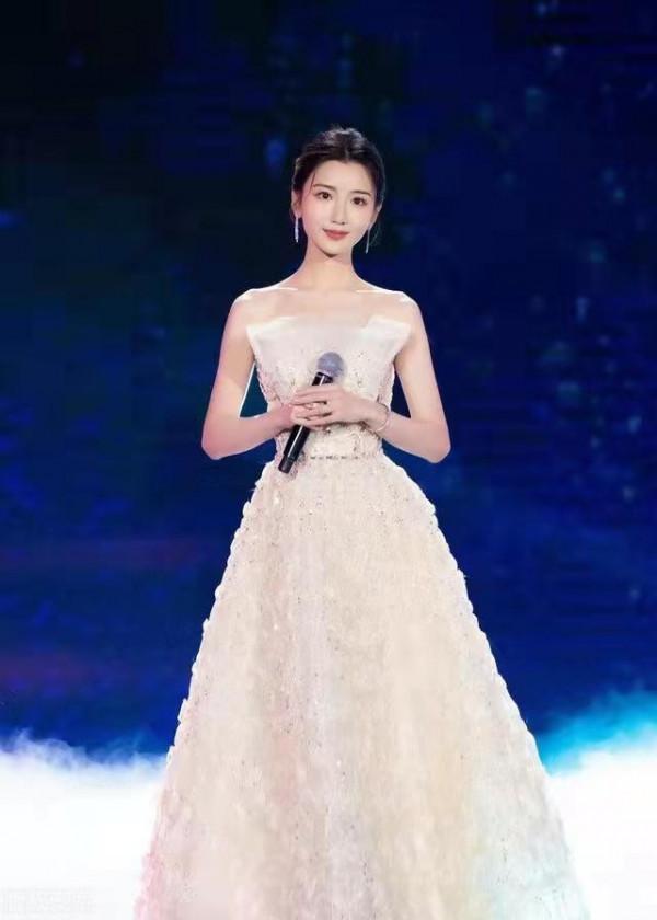 穿公主裙的毛曉彤好甜，配上簡單盤發氣質溫柔，很有復古美感