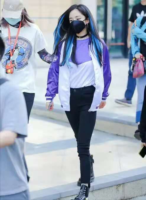 “楊冪”瘦得過分了,穿棒球服配緊身褲亮相,“雙腿比胳膊還細” “楊冪”瘦得過分了,穿棒球服配緊身褲亮相,“雙腿比胳膊還細”