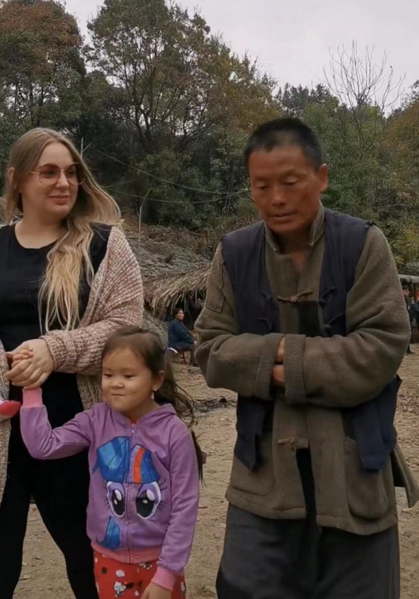 65歲戲骨和洋老婆秀恩愛!稱找不起中國妻否認拿綠卡,三胎剛半歲 65歲戲骨和洋老婆秀恩愛!稱找不起中國妻否認拿綠卡,三胎剛半歲