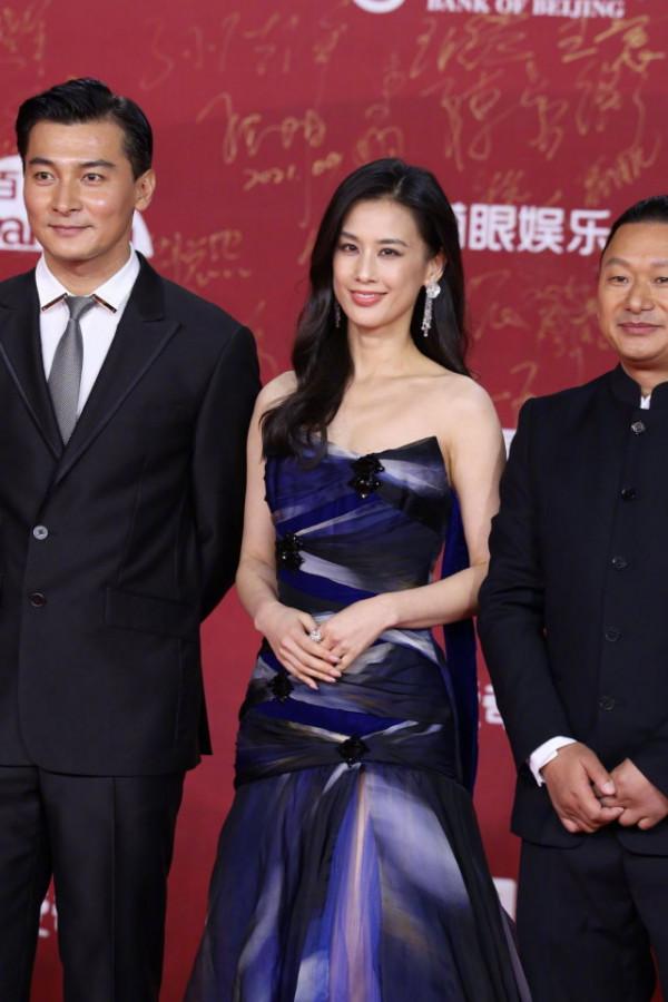 董璇北影節造型引熱議，女星紅毯照修圖前後對比，誰的顏值最抗打